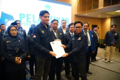 Ketua DPW Partai NasDem Jawa Barat Kang Mamat Rachmat secara resmi melantik DPD Partai NasDem Kabupaten Indramayu Periode 2025-2029 yang di Nahkodai Oleh Bupati Indramayu Kakak Lucky Hakim (Foto : NasDem Jabar Team)