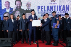 Ketua DPW Partai NasDem Jawa Barat Kang Mamat Rachmat secara resmi melantik Pengurus DPD Partai NasDem Kabupaten Sukabumi Periode 2025-2029 yang di Nahkodai Oleh Walikota Kota Sukabumi Kakak H. Ayep Zaki  (Foto : NasDem Jabar Team)