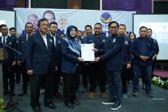 Ketua DPW Partai NasDem Jawa Barat Kang Mamat Rachmat secara resmi melantik Pengurus DPD Partai NasDem Kota Bekasi Periode 2025-2029 yang di Nahkodai Oleh Kakak Nurul Sumarheni (Foto : NasDem Jabar Team)