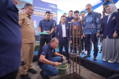 Wakil Ketua Umum Kang Saan Mustopa Meletakan batu pertama pada peresmian Kantor DPD NasDem Kabupaten Karawang (Foto : NasDem Jabar Team)