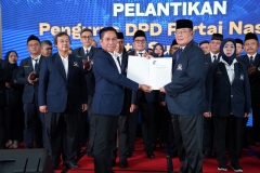 Ketua DPW Partai NasDem Jawa Barat Kang Mamat Rachmat secara resmi melantik Pengurus DPD Partai NasDem Kota Sukabumi Periode 2025-2029 yang di Nahkodai Oleh Kakak  H. Mulyono  (Foto : NasDem Jabar Team)