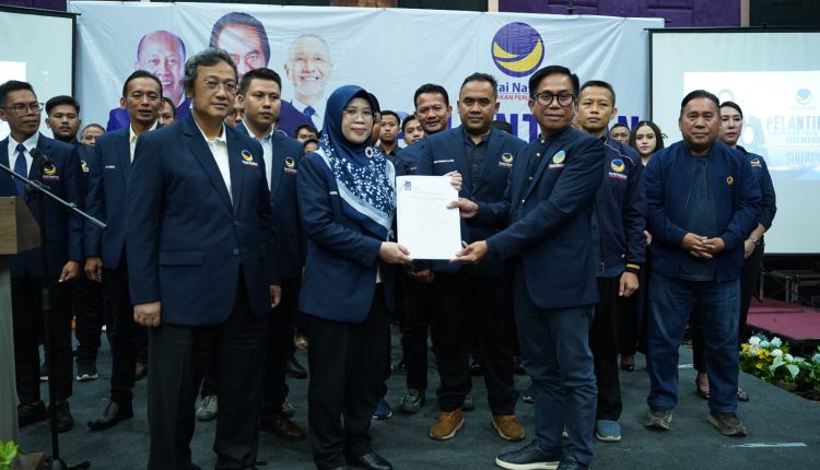 Ketua DPW Partai NasDem Jawa Barat Kang Mamat Rachmat secara resmi melantik Pengurus DPD Partai NasDem Kota Bekasi Periode 2025-2029 yang di Nahkodai Oleh Kakak Nurul Sumarheni (Foto : NasDem Jabar Team)